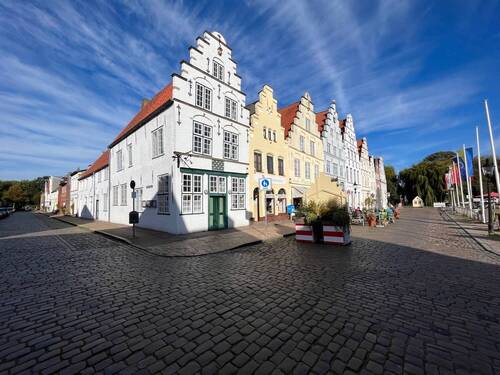 Straßenansicht - Mehrfamilienhaus, Wohnhaus mit 131,00 m&sup2; in Friedrichstadt zum Kaufen