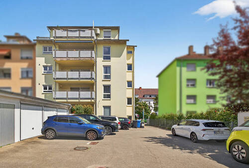 Garagenhof und Hausrückseite - 