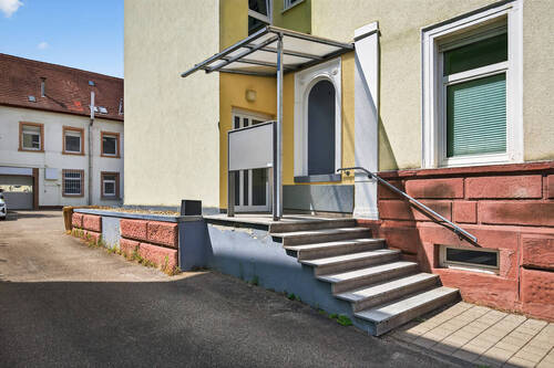 Hauseingang - 4 Zimmer Etagenwohnung in Karlsruhe