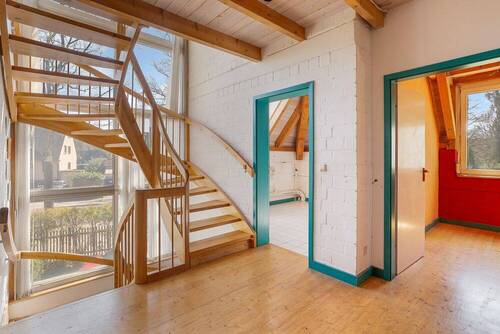 Flur und Treppenhaus im OG - 