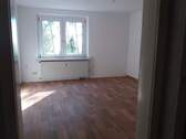 Wohnzimmer - Helle schöne 2R-Wohnung 50 qm mit Einbauküche, Tageslicht-Bad, ruhige Lage Nähe Döbeln