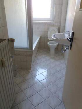 Tageslicht-Bad - 2 Zimmer Etagenwohnung in Döbeln