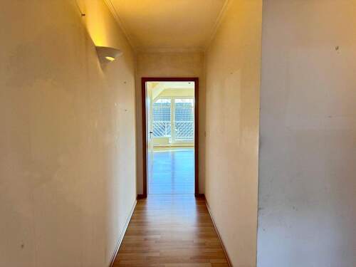 Diele mit Blick ins Wohnzimmer - 3 Zimmer Etagenwohnung in Rheinberg