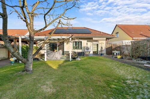 Blick vom Garten auf das Haus - 