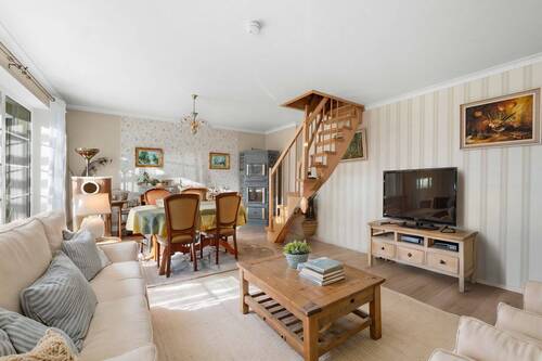 Gemütliches Wohnzimmer - Energieeffizientes Einfamilienhaus mit Garten, Carport und Wärmepumpe an der Havel