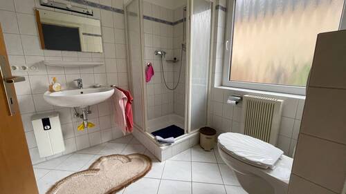 Haus 25b - Tageslichtbad mit Dusche - 