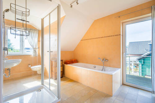 Badezimmer mit Balkonzugang DG - 