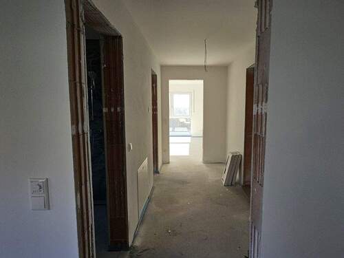 Großer Flur mit Garderobenbereichen - 