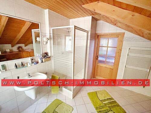 Bad mit Dusche im Obergeschoss - 