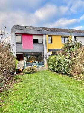 Hausrückseite mit Terrasse - 