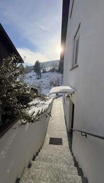 Treppenaufgang & Eingang EG - 