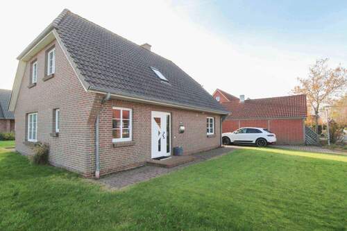 Straßenansicht - Charmantes EFH mit großem Garten in Neukirchen