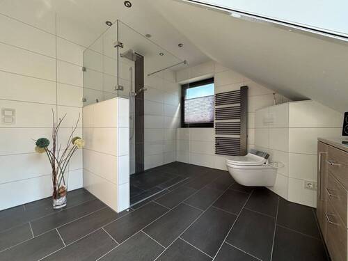 ... mit großer bodentiefer Dusche - 