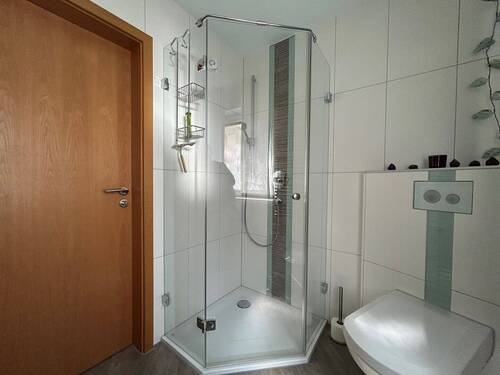 ... mit bodentiefer Dusche - 
