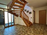 Diele mit Treppenaufgang - 