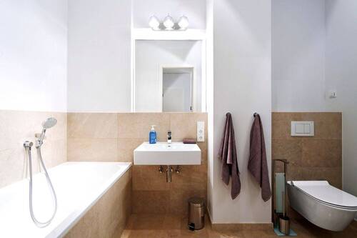 Badezimmer mit Dusche und Wanne - 