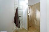 Badezimmer mit Dusche und Wanne - 
