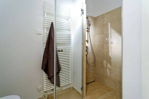 Badezimmer mit Dusche und Wanne - 