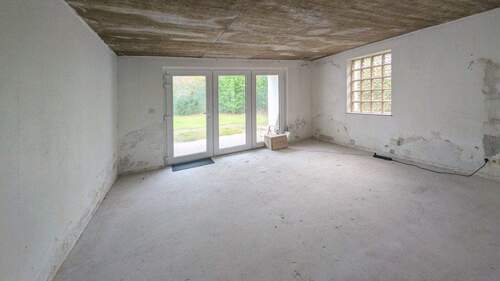 Raum im Erdgeschoss mit Terrassenzugang - 