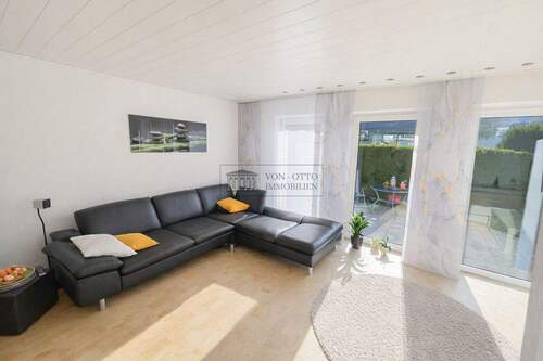 modernes Wohnzimmer mit natürlichem Licht - 4 Zimmer Mehrfamilienhaus, Wohnhaus zum Kaufen in Bremen