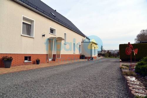 Haus und Zufahrt - 7 Zimmer Einfamilienhaus zum Kaufen in Eilenburg