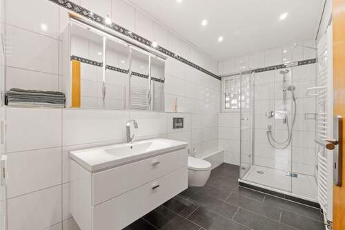 Badezimmer im EG.jpg - 8 Zimmer Bungalow in Dormagen