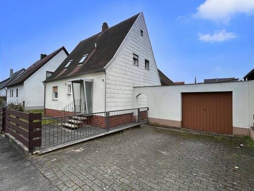 Garage mit davorliegendem Stellplatz - 