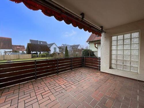 Terrasse mit Blick in den Garten - 