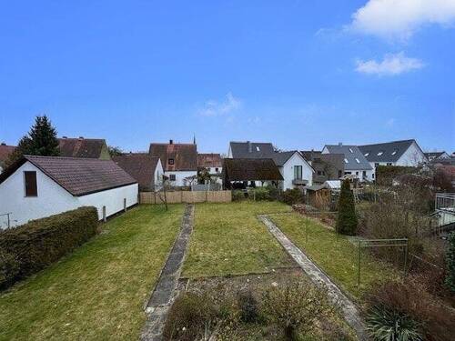 Blick vom Balkon in den Garten - 