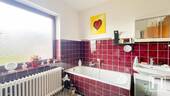 Retro-schickes Badezimmer - Einfamilienhaus mit 185,00 m&sup2; in Seth zum Kaufen