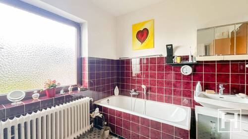 Retro-schickes Badezimmer - Einfamilienhaus mit 185,00 m&sup2; in Seth zum Kaufen