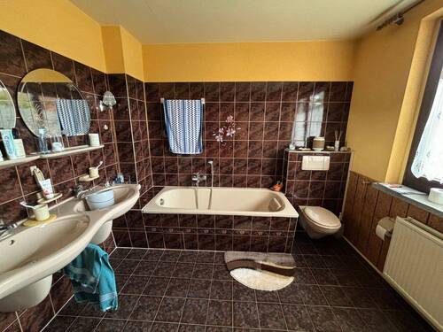 Badezimmer mit Badewanne - 