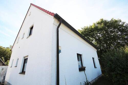 Hausansicht Richtung Einfahrt - 
