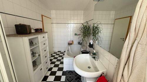 Tageslichtbad mit Badewanne und Dusche - Reihenmittelhaus mit 150,00 m&sup2; in Handewitt zum Kaufen