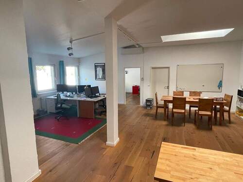 Arbeitsplätze und Besprechungstisch - Büro in Berlin