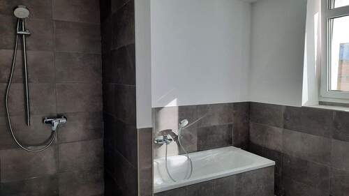 Referenzbad mit Dusche u Wanne - 5 Zimmer Etagenwohnung zur Miete in Chemnitz