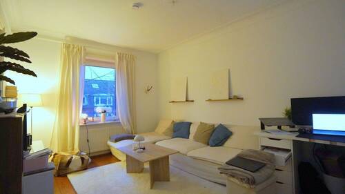 Das Wohnzimmer ist angenehm groß ... - 3 Zimmer Etagenwohnung zum Kaufen in Hamburg