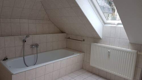 H16 DG Bad mit Wanne.jpg - 