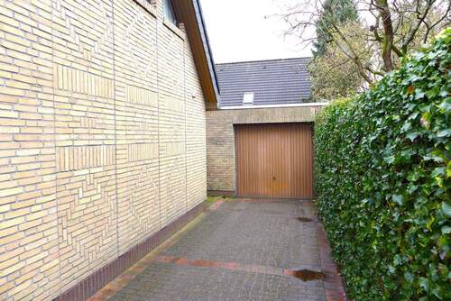 Seite Garagenzufahrt - 