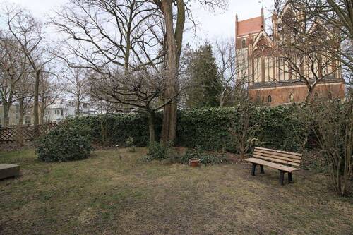 Garten mit Blick auf Kirche - 