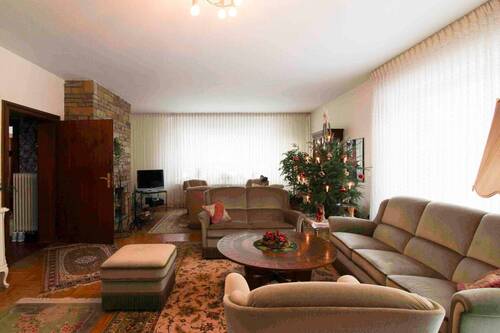 Wohnzimmer mit Kamin - 5 Zimmer Einfamilienhaus zum Kaufen in Berlin