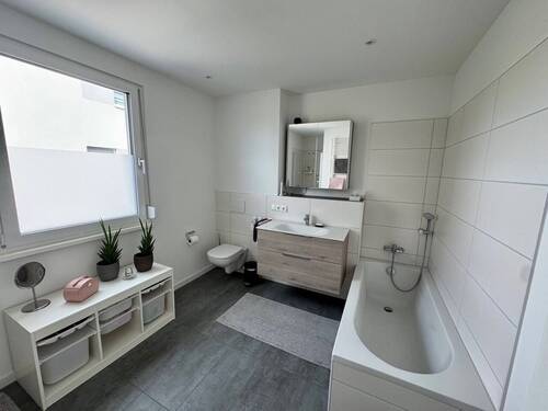 Tageslichtbad mit Badewanne... - 