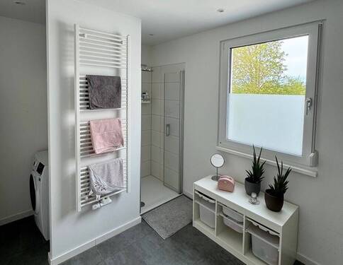 ...und bodentiefer Dusche - 