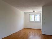 Wohnzimmer - 2 Zimmer Etagenwohnung in München