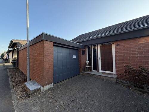 Hausansicht - Gepflegtes Einfamilienhaus mit Wellnessbereich und zwei Garagen in Höxter-Lütmarsen