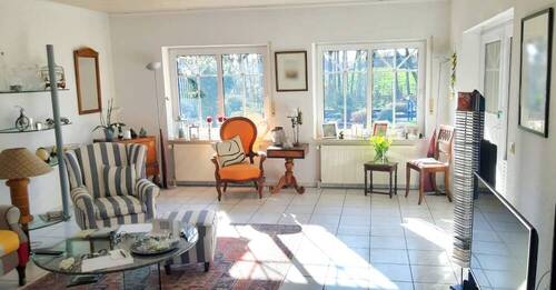 Wohnzimmer mit Zugang zur überdachten Eck-Terrasse - 