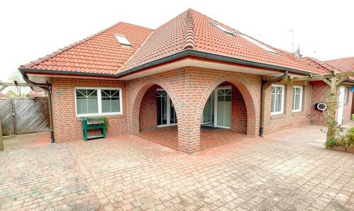 Terrasse mit Rundbogen und überdachte Eckterrasse - 