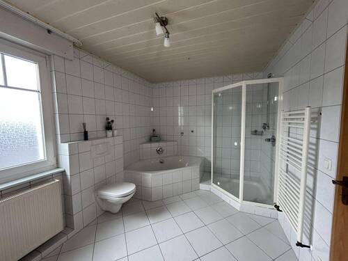 Badezimmer im Obergeschoss - 