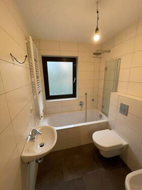 Badezimmer - Doppelhaushälfte mit 142,00 m² in Zell am Main zum Kaufen