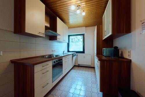 Erdgeschoss, Küche mit Einbauküche - 